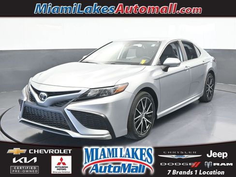 Used 2022 Toyota Camry SE image 1