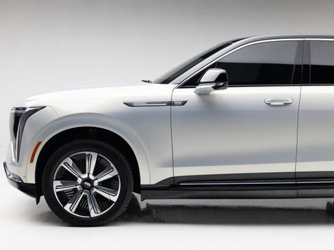 Used 2025 Cadillac Escalade IQ Luxury 2 image 17