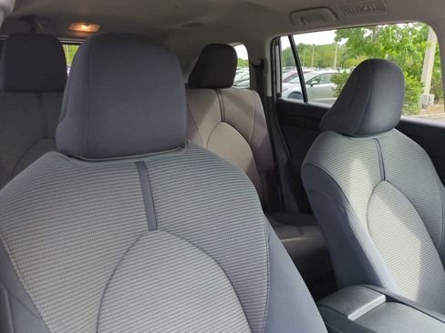 Used 2023 Toyota Highlander LE FWD image 7