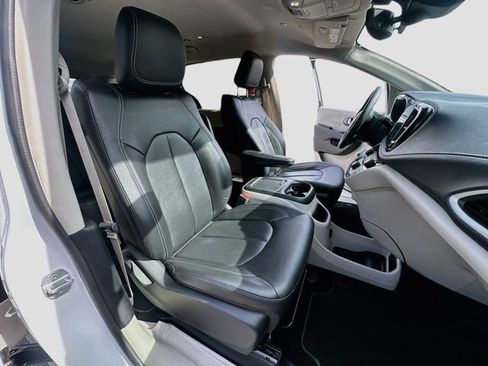 Used 2022 Chrysler Pacifica Touring-L AWD/4WD image 29
