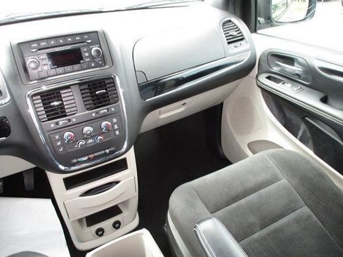 Used 2016 Dodge Grand Caravan SE FWD image 36