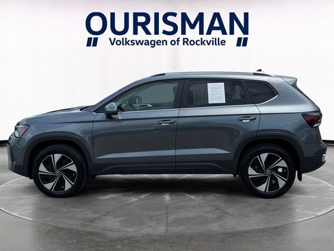 Used 2025 Volkswagen Taos SE w/ Panoramic Sunroof Package AWD/4WD image 3