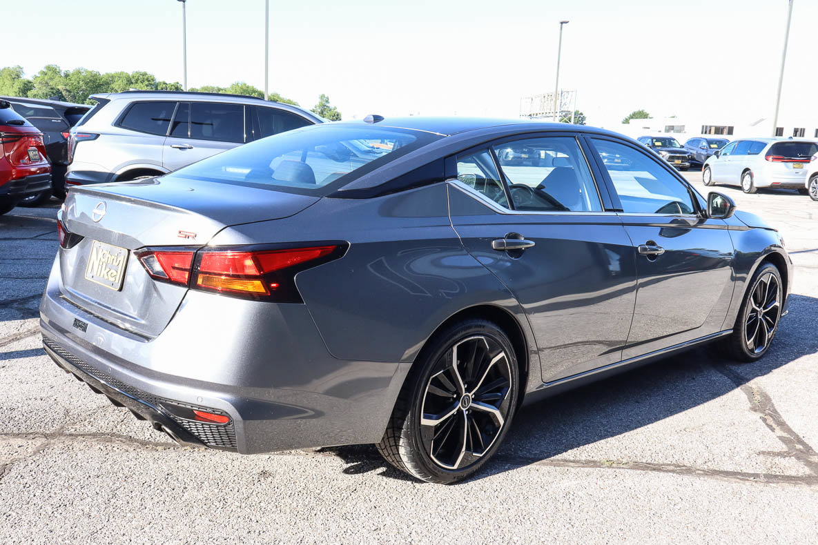 Used 2024 Nissan Altima 2.5 SR FWD image 4