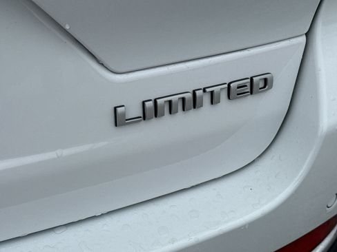 Used 2025 Jeep Grand Cherokee Limited AWD/4WD image 8