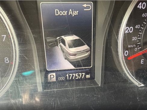 Used 2017 Toyota Camry SE FWD image 9