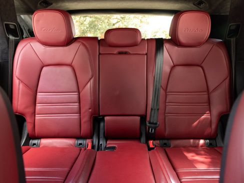 Certified 2023 Porsche Cayenne Turbo AWD/4WD image 29
