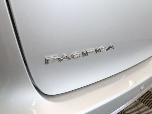 Used 2023 Chrysler Pacifica Touring-L FWD image 9