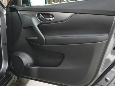 Used 2016 Nissan Rogue SV AWD/4WD image 9