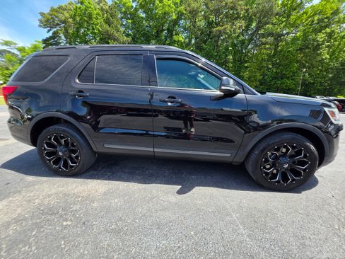 Used 2019 Ford Explorer XLT w/ Equipment Group 202A AWD/4WD image 4