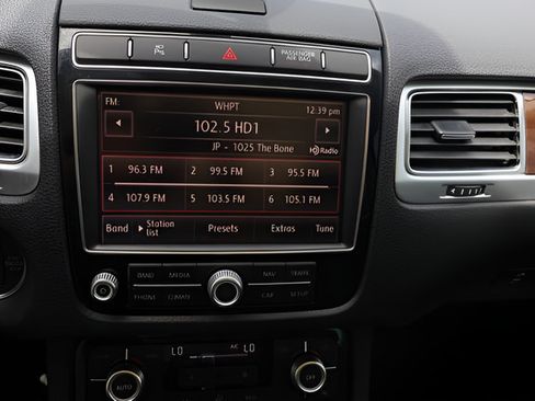 Used 2015 Volkswagen Touareg VR6 AWD/4WD image 24