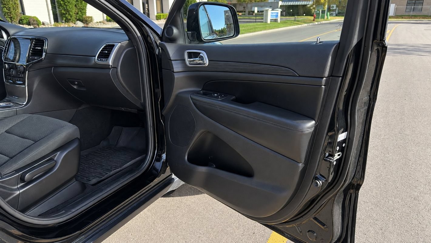 Used 2019 Jeep Grand Cherokee Laredo w/ 18" Wheel & 8.4" Radio Group AWD/4WD image 20