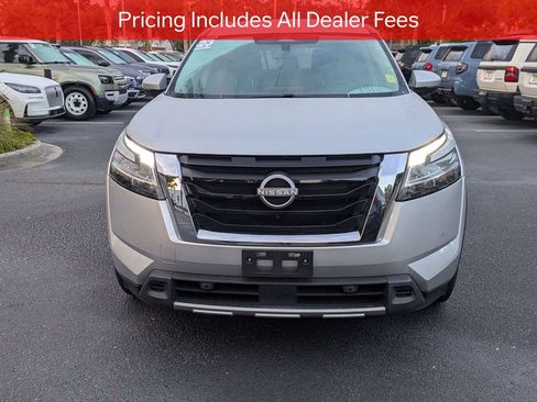 Used 2023 Nissan Pathfinder SL AWD/4WD image 9