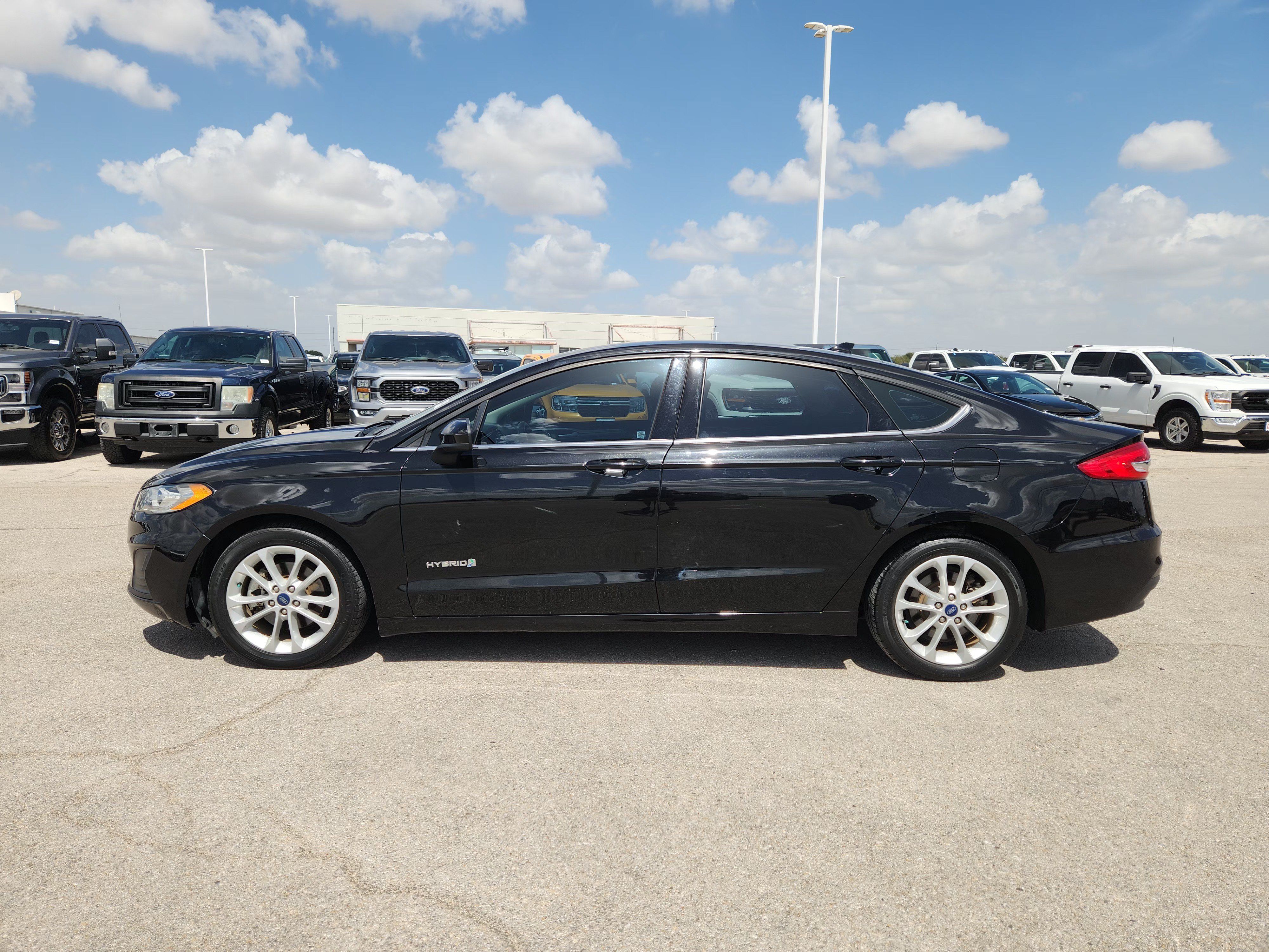 Used 2019 Ford Fusion SE FWD image 4