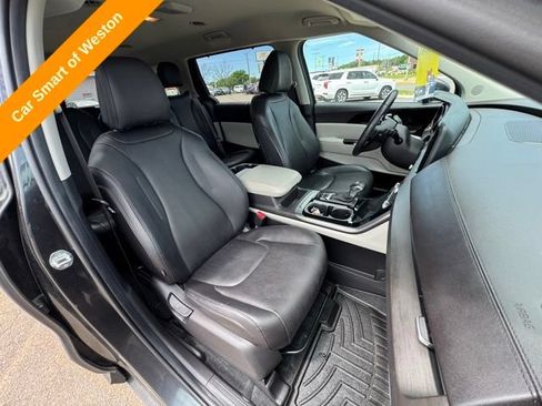 Used 2022 Kia Carnival EX FWD image 11
