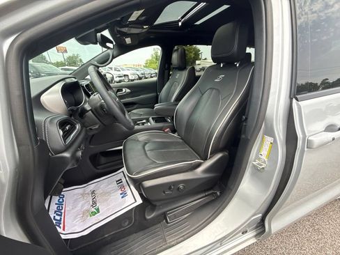 Used 2024 Chrysler Pacifica Limited w/ S Appearance Package FWD image 20