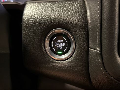 Used 2023 GMC Yukon XL Denali AWD/4WD image 33