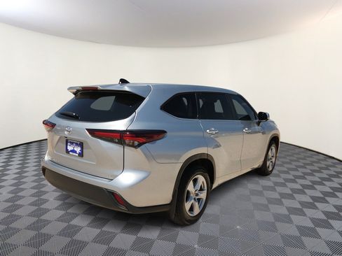 Used 2024 Toyota Highlander LE FWD image 4