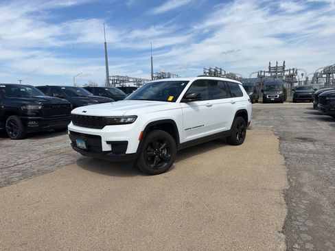 Used 2023 Jeep Grand Cherokee L Laredo image 4