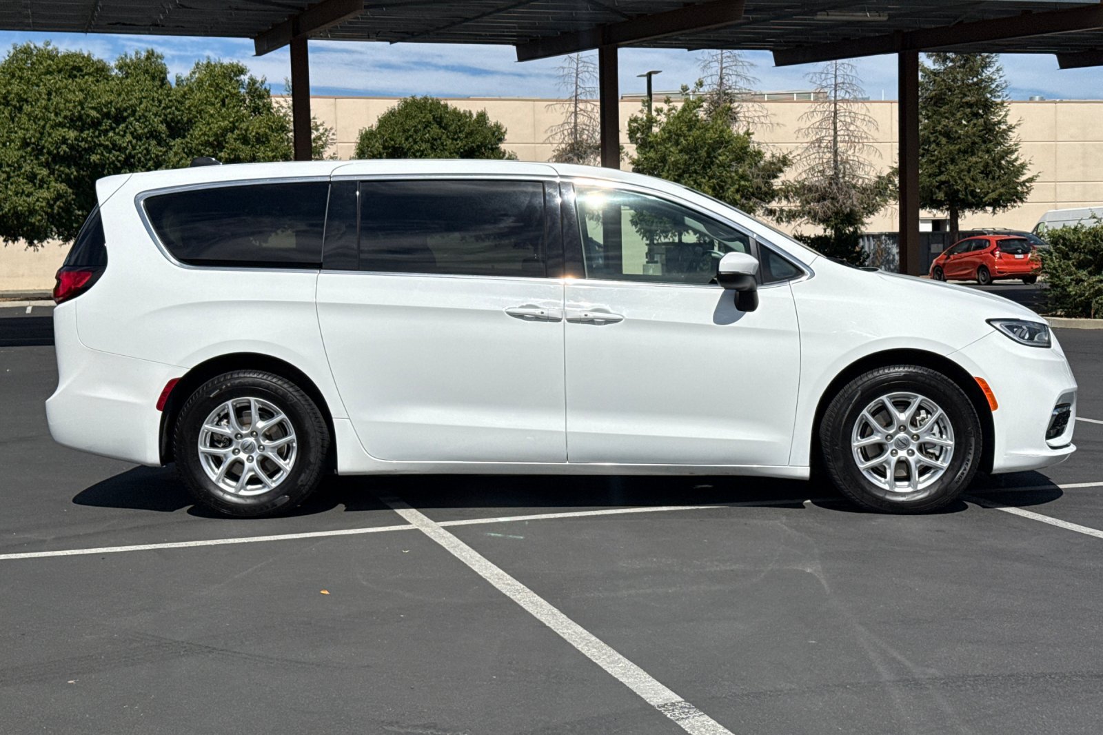 Used 2023 Chrysler Pacifica Touring-L FWD image 10