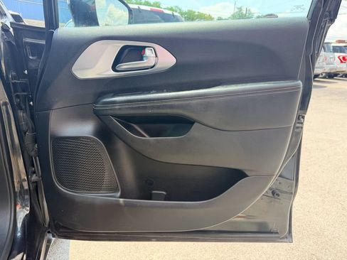 Used 2020 Chrysler Pacifica Touring-L w/ S Appearance Package FWD image 25