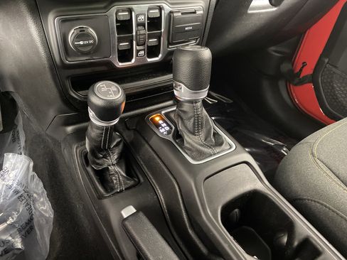 Used 2025 Jeep Wrangler Sahara image 29