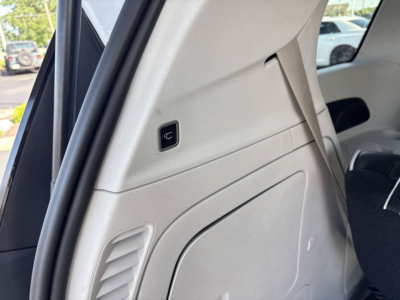 Used 2023 Chrysler Pacifica Limited FWD image 13