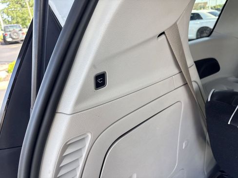 Used 2023 Chrysler Pacifica Limited FWD image 13