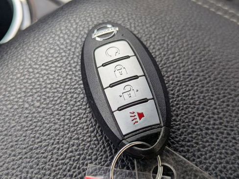 Used 2021 Nissan Titan SV w/ SV Convenience Package image 31