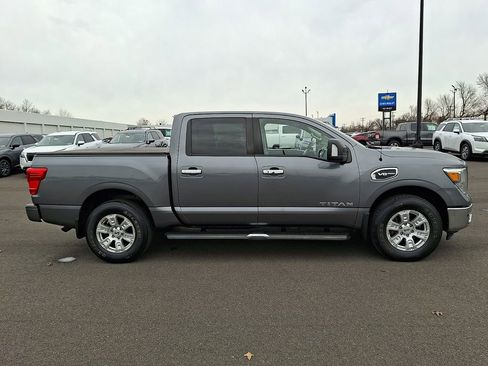 Used 2017 Nissan Titan SV image 7
