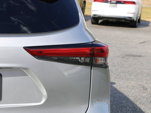 Used 2022 Toyota Highlander XLE image 7