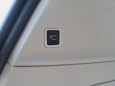 Used 2018 Chrysler Pacifica Limited FWD image 15