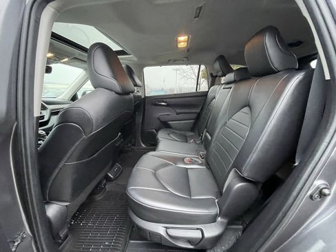 Used 2021 Toyota Highlander XLE image 25