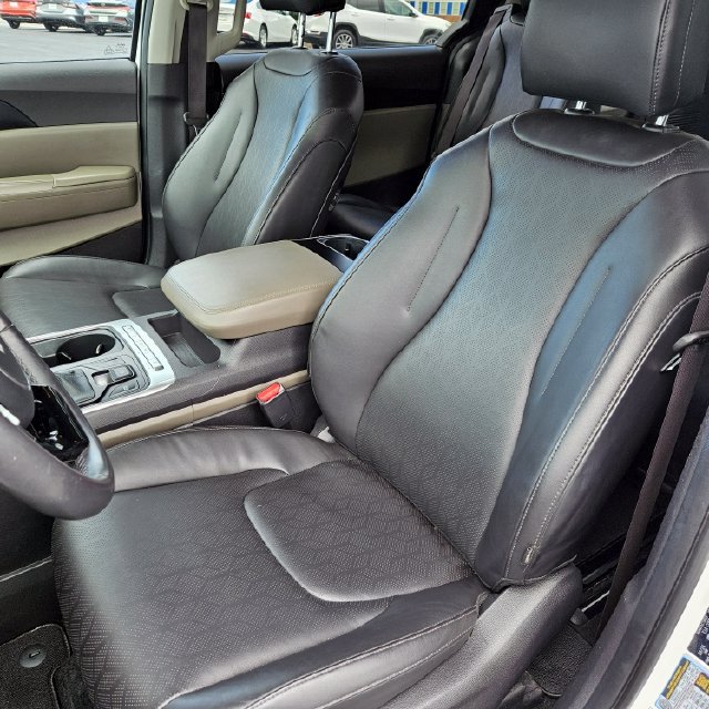 Used 2025 Kia Carnival FWD image 12