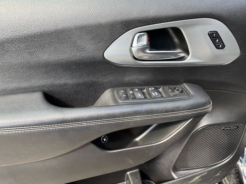 Used 2019 Chrysler Pacifica Limited w/ Advanced Safetytec Group FWD image 5