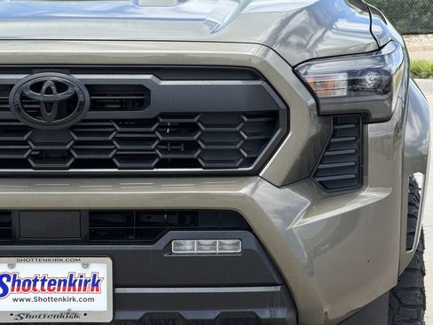 Used 2025 Toyota Tacoma TRD Sport AWD/4WD image 8