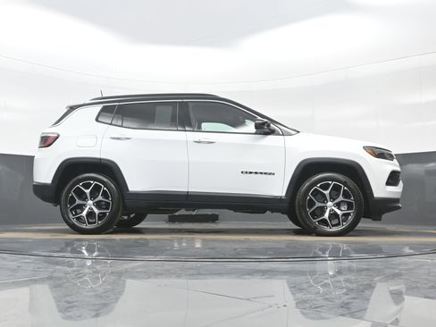 Used 2024 Jeep Compass Limited image 32
