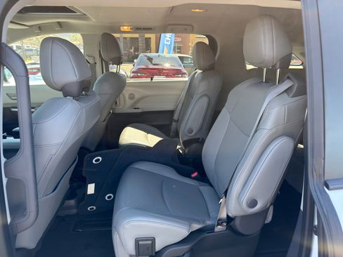Used 2023 Toyota Sienna Limited image 21