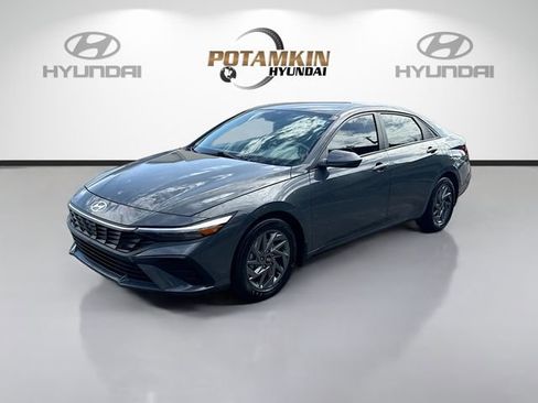 Used 2024 Hyundai Elantra SEL FWD image 1