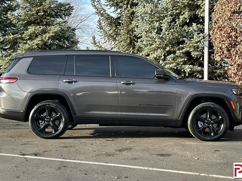 Used 2022 Jeep Grand Cherokee L Laredo image 3