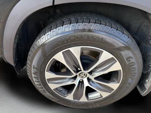 Used 2020 Toyota Highlander XLE image 41