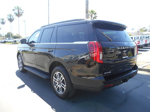 Used 2025 Ford Expedition Active AWD/4WD image 2
