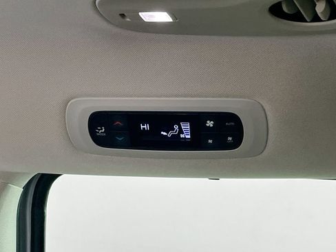 Used 2024 Chrysler Pacifica Touring-L image 25