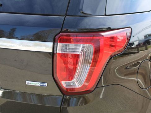 Used 2017 Ford Explorer Platinum image 25