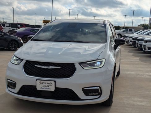 New 2026 Chrysler Pacifica Select image 7