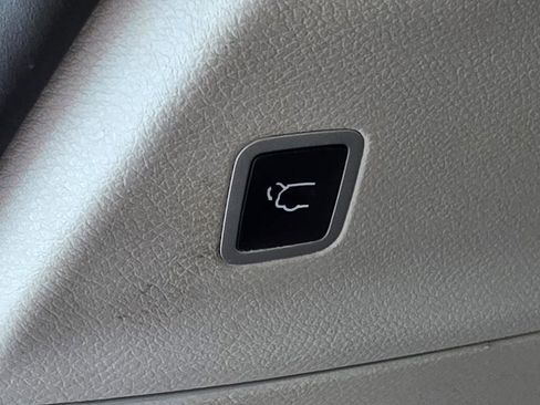 Used 2019 Chrysler Pacifica Touring-L image 12