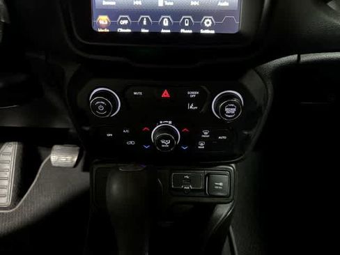 Used 2021 Jeep Renegade Latitude AWD/4WD image 22