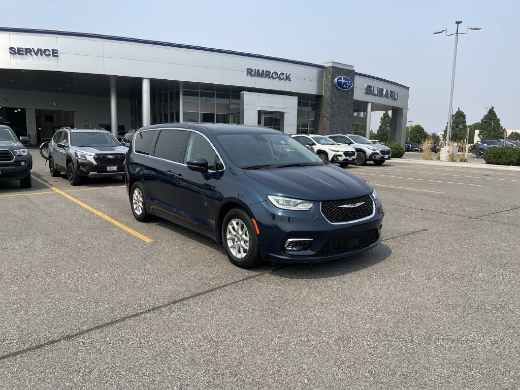 Used 2023 Chrysler Pacifica Touring-L FWD image 2