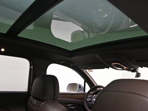 Used 2024 Bentley Bentayga Extended Wheelbase image 17