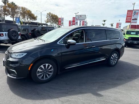 Used 2023 Chrysler Pacifica Limited FWD image 21
