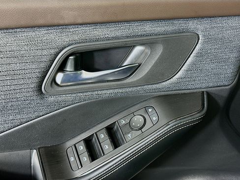 Used 2023 Nissan Rogue SV FWD image 15